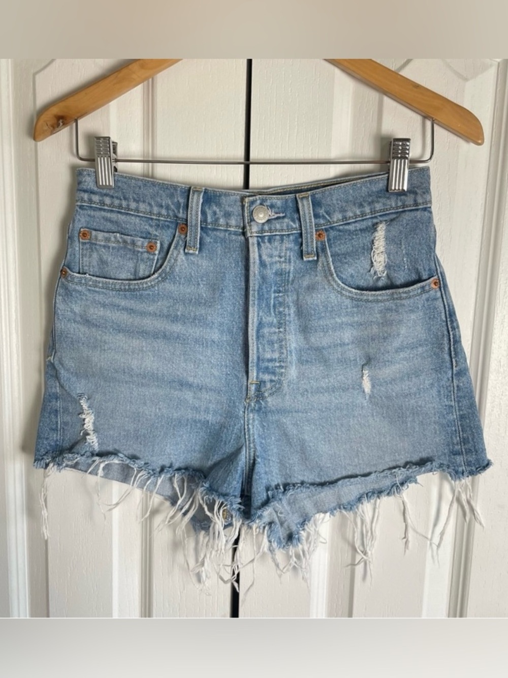 Euc Levi’s Premium Ribcage Shorts Women’s 27 Blue Light Wash Denim Stretch